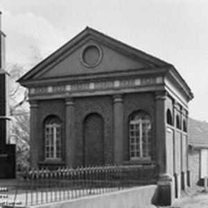 De Missiekapel in de jaren 60 van de twintigste eeuw met aan de achterzijde een aanbouw waarin een leerfabriek gevestigd was